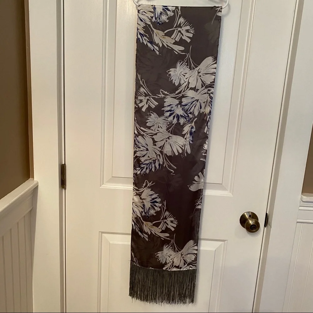 VINCE CAMUTO SCARF GRAY WHITE FLORAL FRINGE LONG RECTANGLE ACCESSORY WRAP